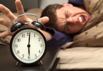 Таңертең ерте тұруға қиналатындар үшін 8 кеңес