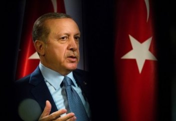 Эрдоган опоздал на намаз и читает его в коридоре!