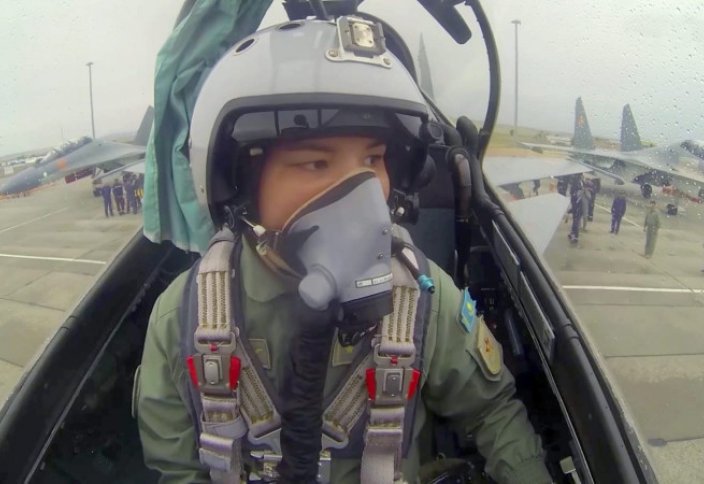 Женщина-летчик впервые стала командиром экипажа Минобороны Казахстана (фото+видео)