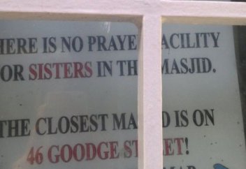 В Лондонской мечети запретили молиться женщинам