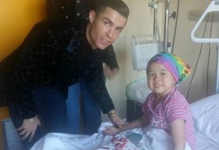 Криштиану Роналду навестил больную девочку из Кыргызстана (фото)