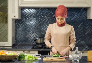 «Күйеуімнің бұрынғы отбасынан болған ересек баласы үйге келгенде хижаб киюім керек пе?»