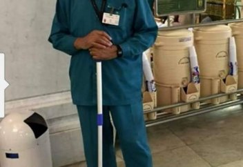 Ты не поверишь! Мультимиллионер убирает туалет!