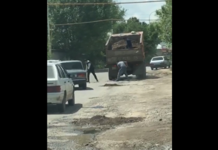 Жителя Сарыагаша удивил поступок неизвестных парней (видео)
