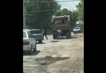 Жителя Сарыагаша удивил поступок неизвестных парней (видео)