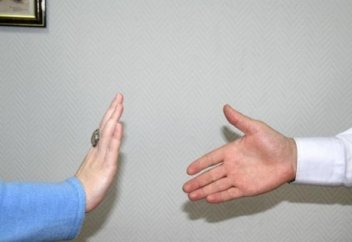 Қыз бен жігітке неліктен қол алысып амандасуға болмайды?