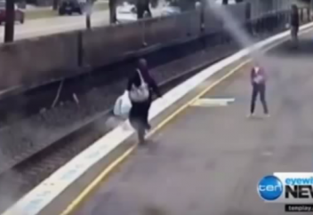 Шариғат шәлісін жамылған әйел баланы ажалдан құтқарып қалды (ВИДЕО)