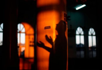 Абайсызда виски ішіп қойған кісі намазын оқи беруі керек пе?