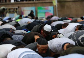 О религиозных мероприятиях за пределами мечетей и церквей нужно будет уведомлять