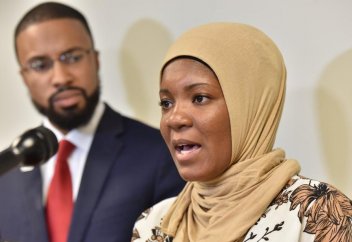 Разное: Принявшая ислам надзирательница накажет тюрьму за запрет на хиджаб