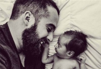 Баласын әуенмен тербеген әке (видео)