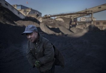 Қытай көмір кеніштерін жаппай жауып жатыр