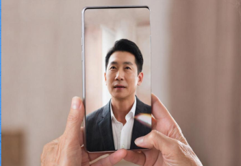 Китаянка не знает о гибели своего сына и общается с его ИИ-клоном