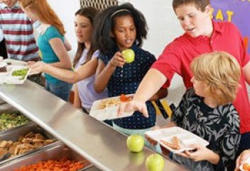 Мэр мұсылман оқушыларына шошқа етін жеуге мәжбүрлеуде