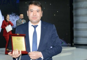 В Узбекистане Человеком года стал этнический казах Расул Кушербаев