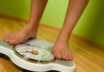 Ғалымдар: 40 жастағы артық салмақ адамды аурушаң етеді