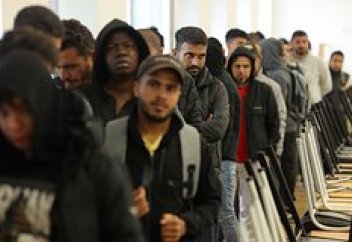 Еуропалық елде босқындарға алғаш рет жұмыс істеуді міндеттеді