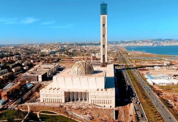 Минарет, предвещающий судный день, тревожит алжирцев