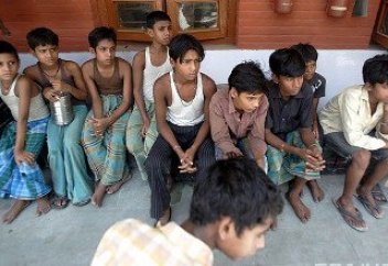 Үндістанда ата-аналары құлдыққа сатқан балалар құтқарылды