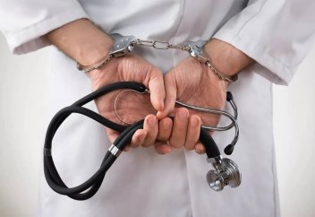 ҚР Денсаулық сақтау министрлігі қате жіберген дәрігерлердің жазасын жеңілдетуге талпынып отыр. Бұған қоғам наразы