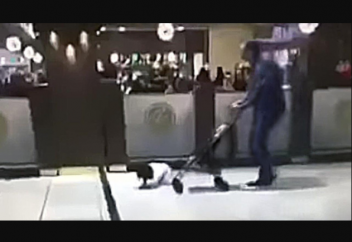 Жестокое обращение с ребенком вызвало шок в Саудовской Аравии (ВИДЕО)