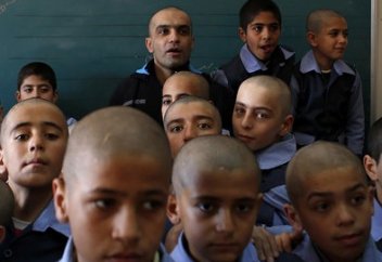 Иран: 300 школьников побрились налысо в поддержку  учителя, заболевшего раком