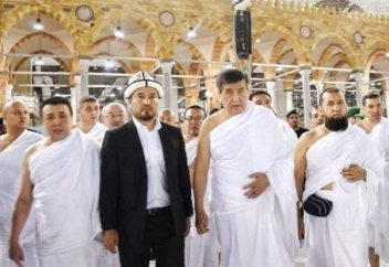 Разное: Президент Кыргызстана совершил обряды умры