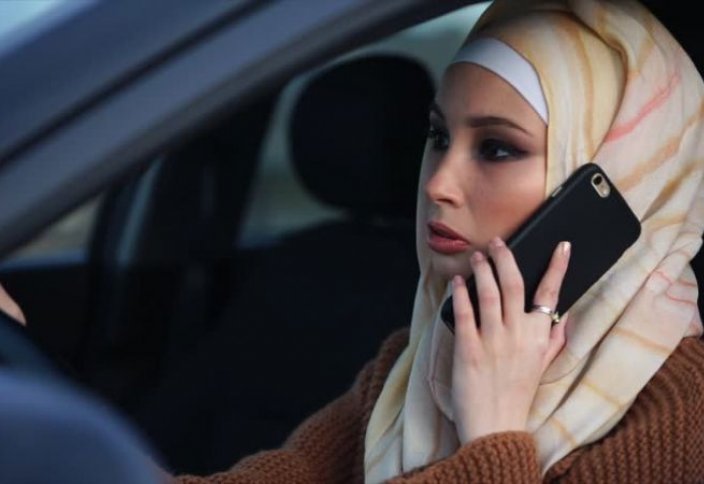 Женщинам за рулем разрешили держать телефон с помощью хиджаба