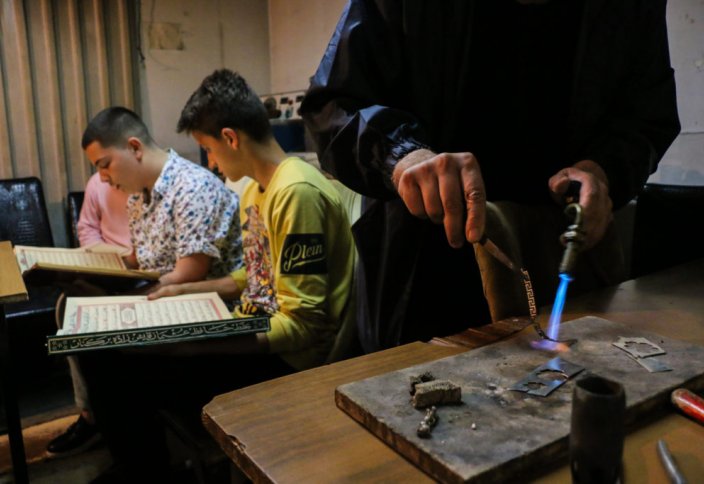 Македонский ювелир обучает людей Корану прямо у себя в магазине (фото)