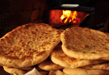 Что известно о выпечке лепешек на границе Китая и Казахстана