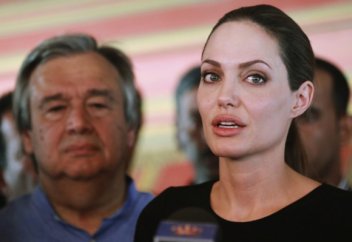 Анджелина Джоли осудила Трампа за его оскорбительные высказывания в адрес мусульман