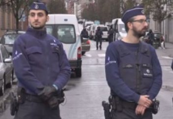 Қару асынған сарбаздың дүкен аралауы бельгиялықтардың ашуын туғызды (видео)