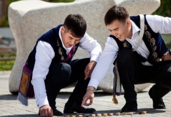 Асық-терапия: Мамандар асық ойнаудың пайдалы тұстарын айтып берді