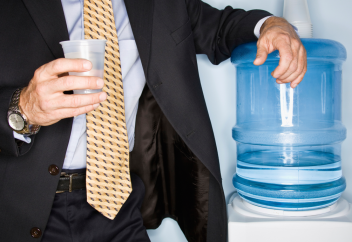 Неге Пайғамбарымыз суды тұрып ішуден тыйған?