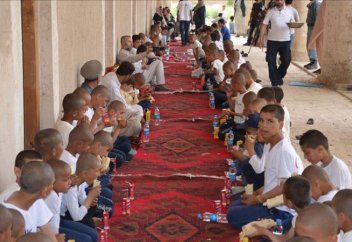 Турция обрадовала сирот в Афганистане