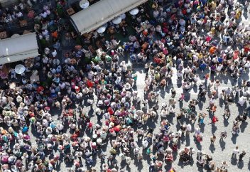 Мамандар 2100 жылға қарай жер бетінде қанша адам өмір сүретінін болжады