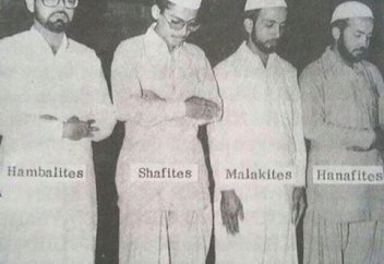 Неге Мәлики мәзхабындағылар намазда қолды түсіріп оқиды?