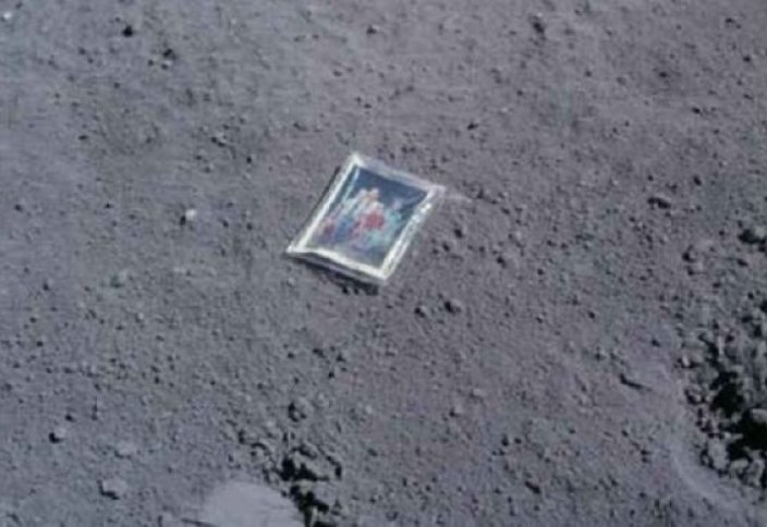 Ай бетінде америкалық астронавттың 40 жыл бұрын қалдырып кеткен суреті табылды