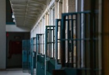 В Казахстане чиновников решили отучать от коррупции экскурсиями в тюрьмы