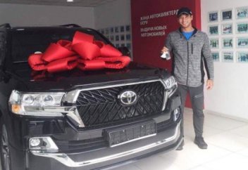 Герой ролика "Казах побеждает 37 корейцев подряд" подарил тренеру новый Land Cruiser (фото+видео)