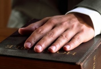 Мұсылман Құранға емес, Інжілге қолын қойып, серт бергені үшін сот кейінге шегерілді