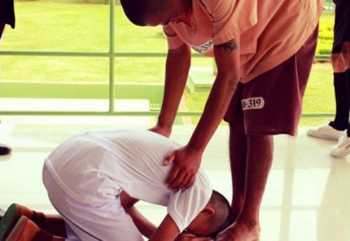 "Я тебя не стыжусь": мальчик случайно встретил отца на школьной экскурсии в тюрьму (фото)