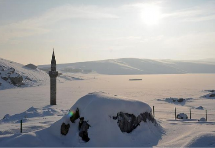 Қардан мұнарасы ғана көрінген мешіт (фото)