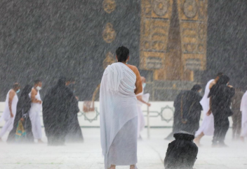 Власти Саудовской Аравии объявили чрезвычайное положение, на Каабу обрушился ураган