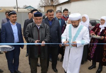 «ӘЗІРЕТ СҰЛТАН» МЕШІТІ ҮЙІНЕН АЙЫРЫЛҒАН АЯГӨЗДІК ОТБАСЫҒА БАСПАНА СЫЙЛАДЫ (ФОТО