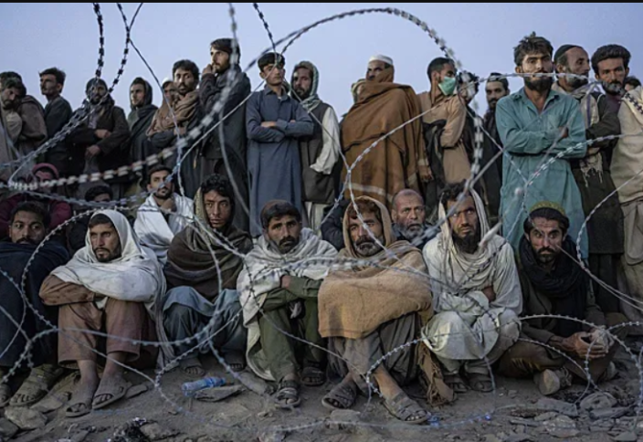 «Люди тут в ужасном состоянии» Как тысячи афганских беженцев оказались в пустыне и выживают под открытым небом?