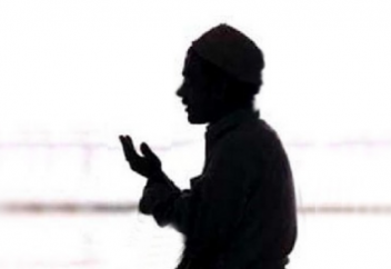 Благочестивый отец терпеливо совершил намаз с ребенком на спине (видео)