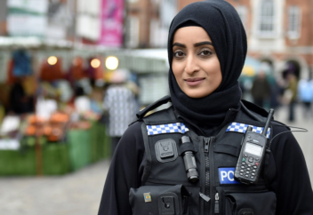 Офицерам полиции Нидерландов запретили хиджаб и крест