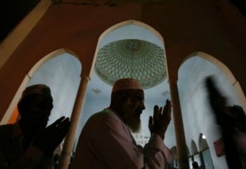 Саудия построит сотни мечетей в одной из самых густонаселенных стран