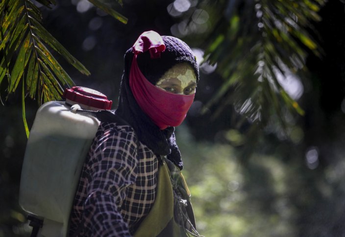 Корпорации зарабатывают миллиарды на рабском труде женщин, которые теряют детей и зрение (фото)